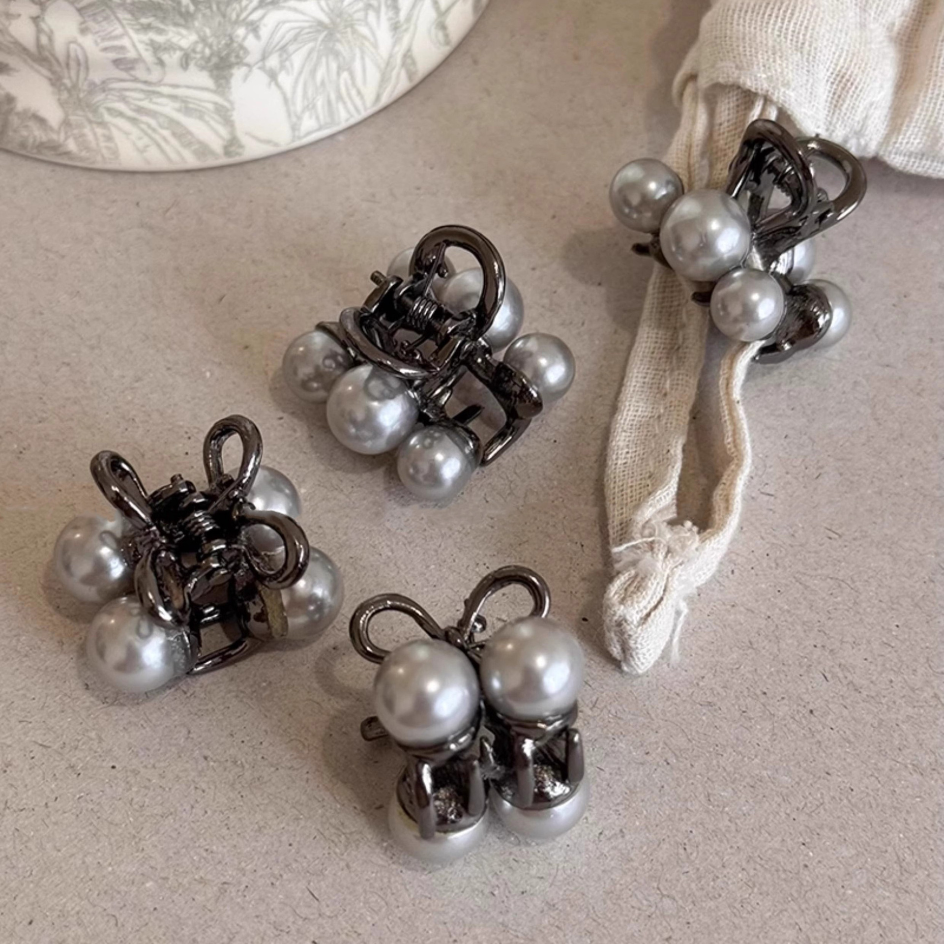 Grey cherry pearl small scratch-off women's 2025 new high-end style hair clip, forehead bangs clip, side clip hair accessory Specification drawing