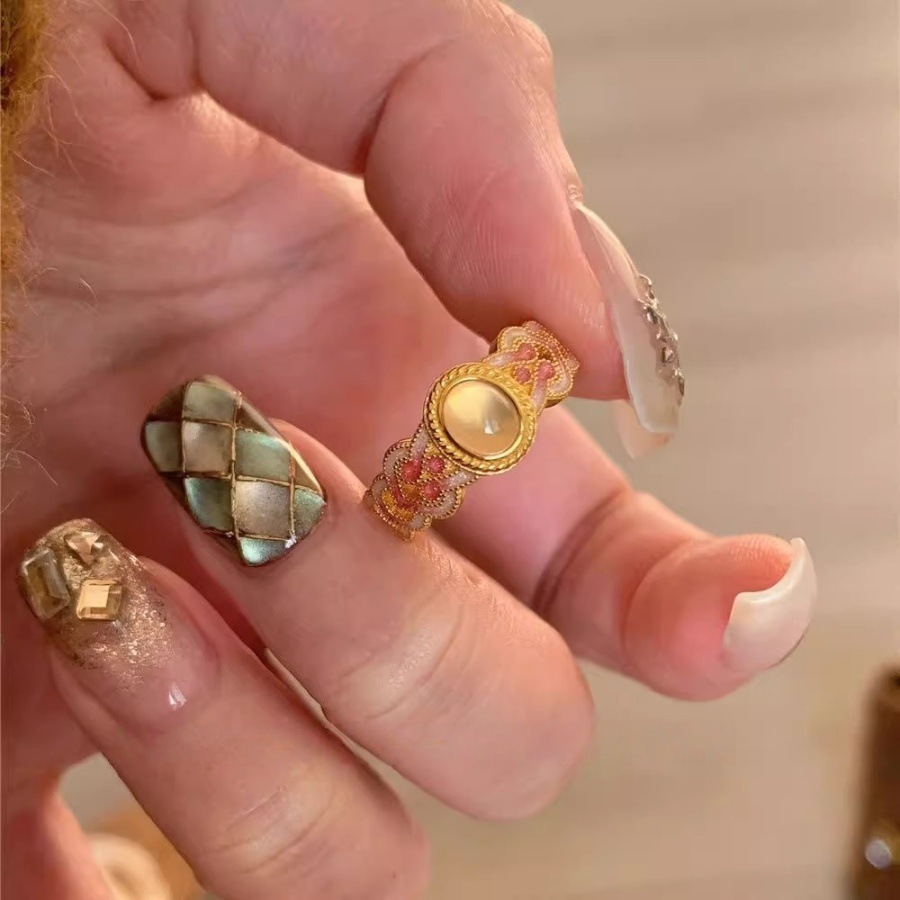 The pink gold enamel ring of "Tao Zhi Yao Yao" is a light luxury retro index finger ring with a traditional Chinese style. It is a niche and high-end open-top ring full figure