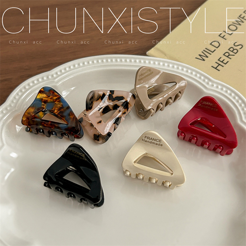 Triangular acetic acid hair clips for women's autumn and winter, small and exquisite hair clips, 2024 new style, popular plate hair clip headwear Specification drawing