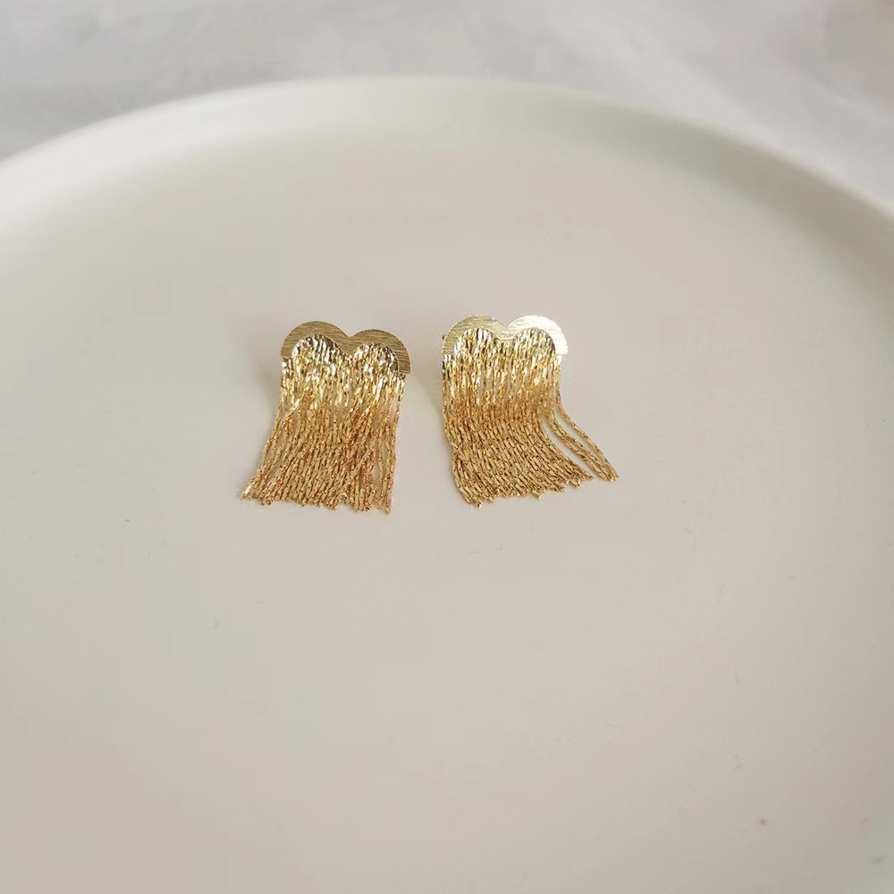 The M-shaped tassel earrings exude a sense of elegance and sophistication. They are a trendy cross-border bestseller from Europe and America. The stud earrings have a unique and cold style Application Scenario