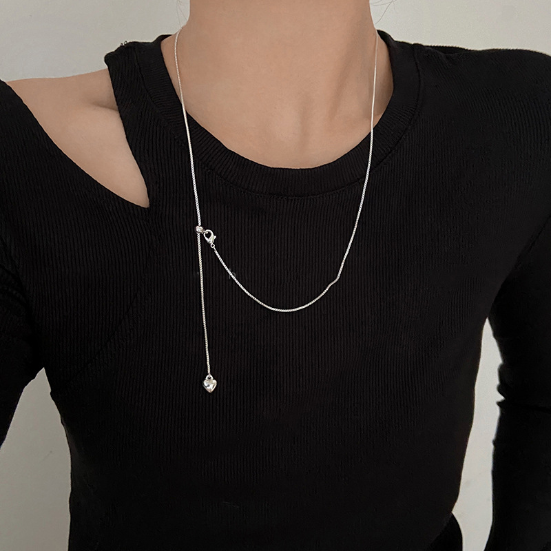 Minimalist heart-shaped tassel necklace for women, a simple and cold style accessory, a long and elegant heart-shaped accessory for autumn and winter Application Scenario