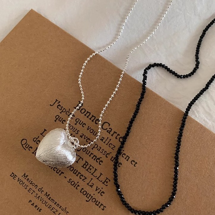 A new Korean brushed heart-shaped round bead necklace with a unique female touch, simple and fashionable, versatile double-layer sweater chain trend details Picture