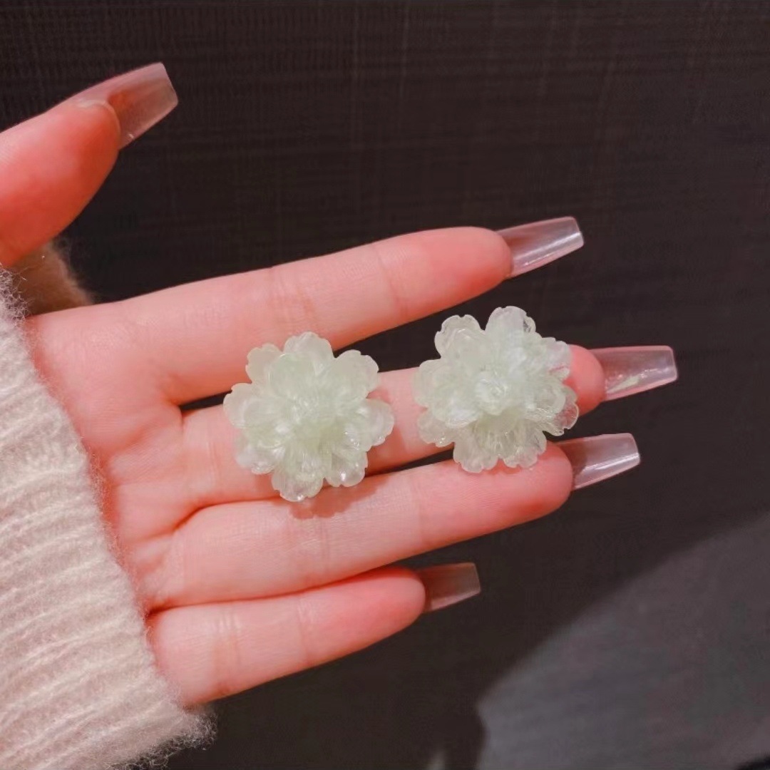 French retro, clear and transparent camellia stud earrings, tea-themed earrings, feminine elegance, high-end feel, floral, niche and sweet earrings details Picture