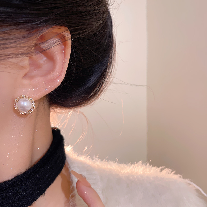 Light luxury and simple pearl earrings with round zircon stud earrings are versatile for women, exuding a sense of elegance and sophistication. They are trendy and popular earrings Application Scenario