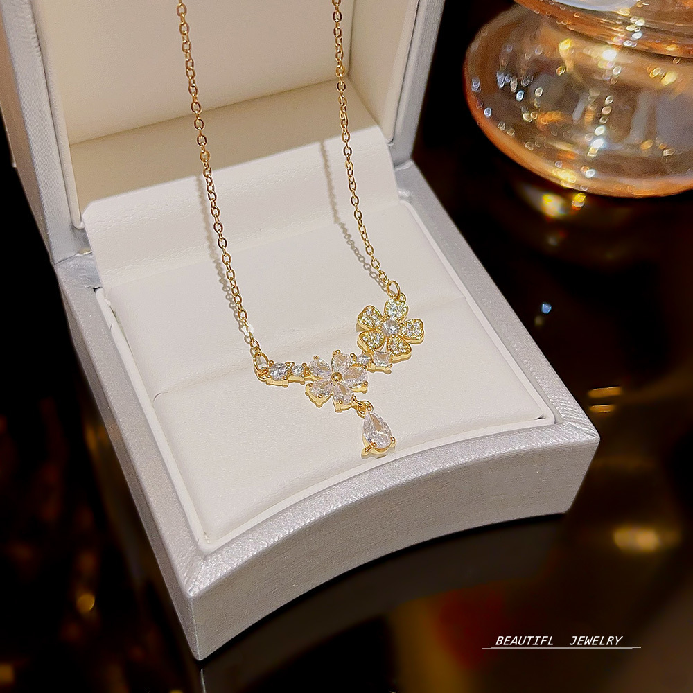 Super Flash Zircon Petal Necklace with a light luxury and niche design sense collarbone chain 2023 new bestseller necklace accessory wholesale details Picture