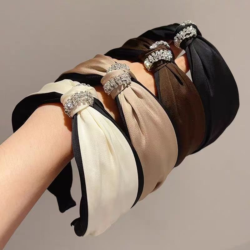 The small chanel-style Korean cross-rhinestone hairband exudes a high-end feminine charm. It features a double-layer fabric satin knot hairpin and a stylish headband Specification drawing