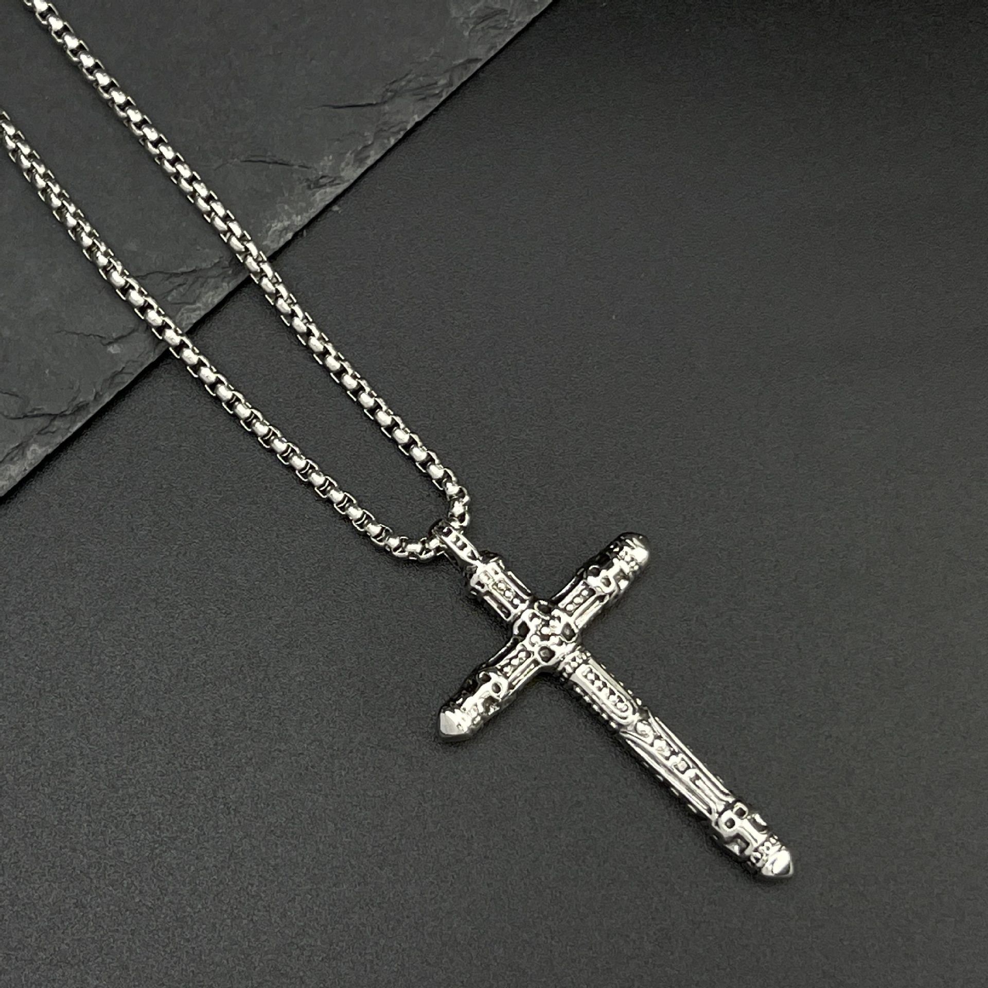 European and American hip-hop cross titanium steel necklace, niche Instagram retro design sense alloy pendant hoodie chain wholesale Specification drawing