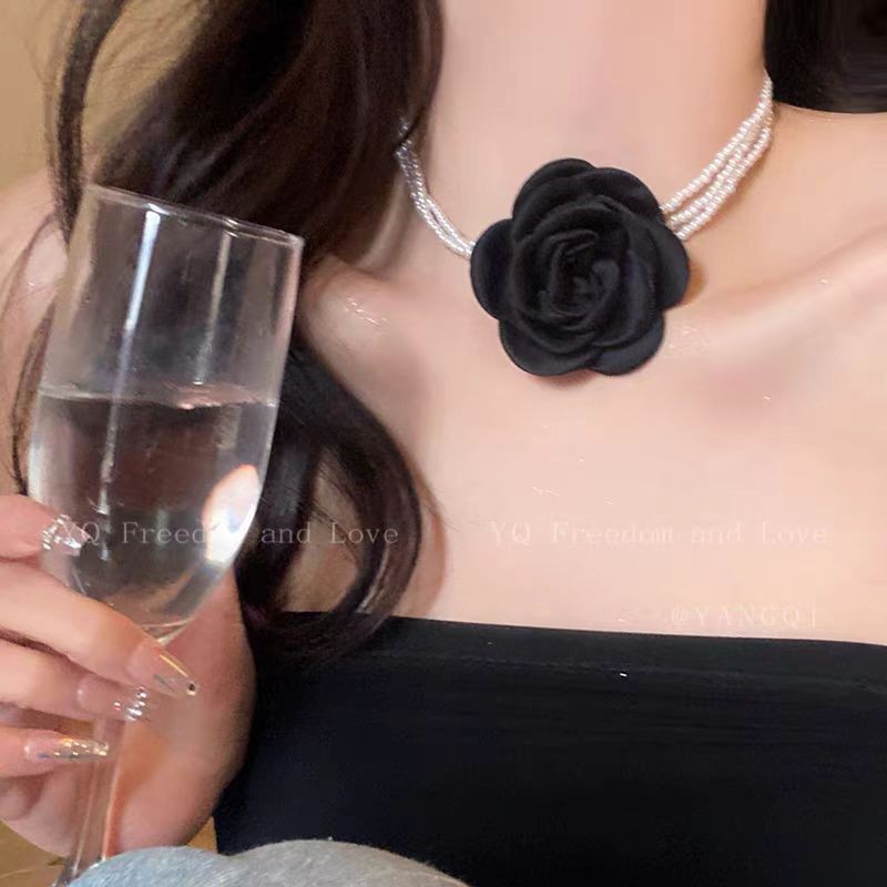 Shi Jia Zheng's round pearl patchwork bow necklace is a fashionable, exquisite and niche collarbone chain necklace with a light luxury and high-end feel for women details Picture