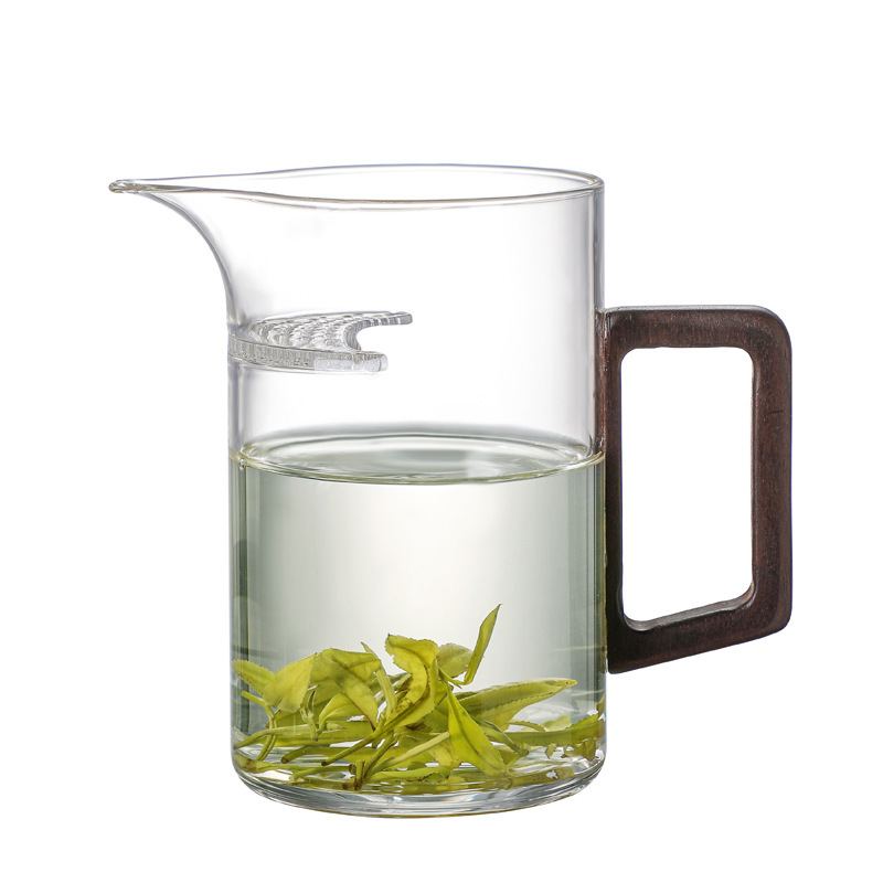 Wholesale integrated crescent-shaped fair cup, thickened high borosilicate glass tea-water separation cup, office wooden handle tea brewing cup Item Picture