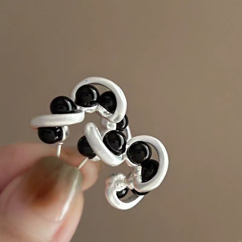 Black and silver color scheme, exquisite French retro round C-shaped earrings, light luxury and high-end, niche style, extremely simple stud earrings Specification drawing