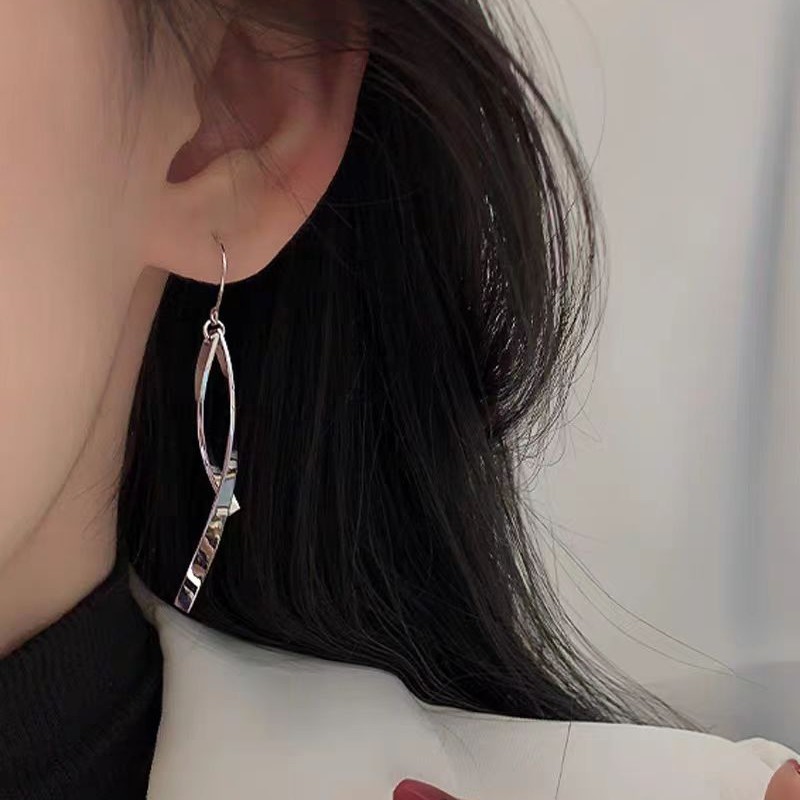 Minimalist line tassel earrings, a new trend in 2025, with a niche design sense and a light luxury and high-end look full figure
