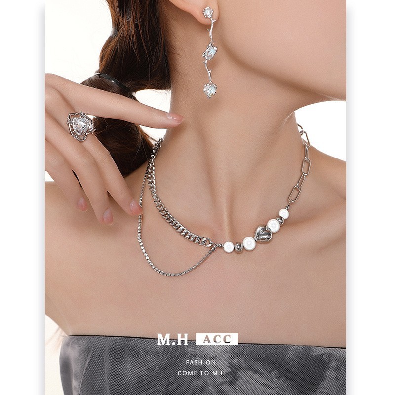 Heart-shaped beaded patchwork necklace, a niche design for women, wholesale collarbone chain for best friends, retro, light luxury, trendy and unique necklace Application Scenario