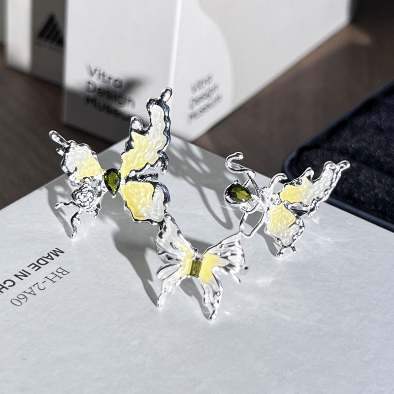 The new niche and irregular-shaped butterfly combination ring, with its unique and distinctive light yellow drip glaze color matching, is a sweet and cool ring accessory for summer Application Scenario