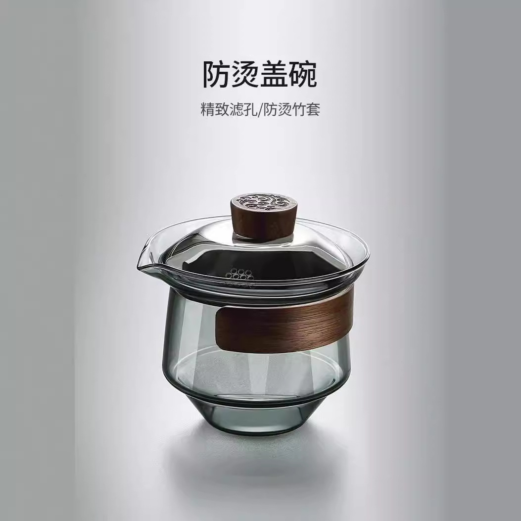 Household high borosilicate glass covered bowl, anti-scald tea brewing set, heat-resistant tea bowl, filter tea brewing cup, tea cup, tea ware, hand-held teapot Application Scenario