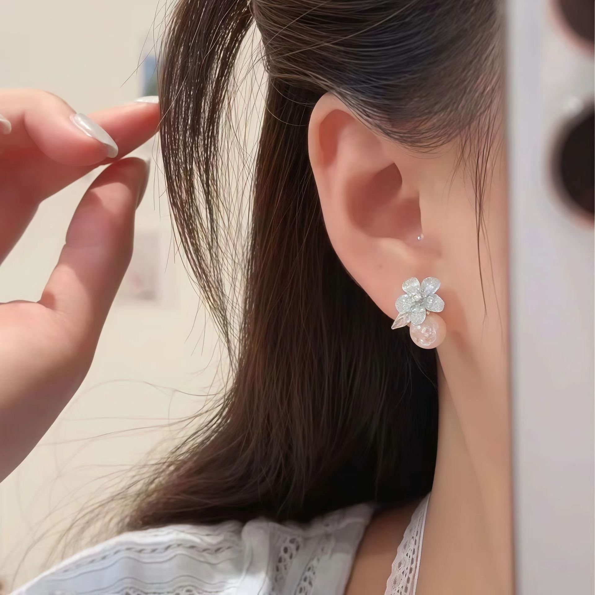 Forest-style fresh and light blue flower pearl stud earrings are fashionable and light luxury. They are a must-have gentle and versatile ear accessory for spring and summer details Picture