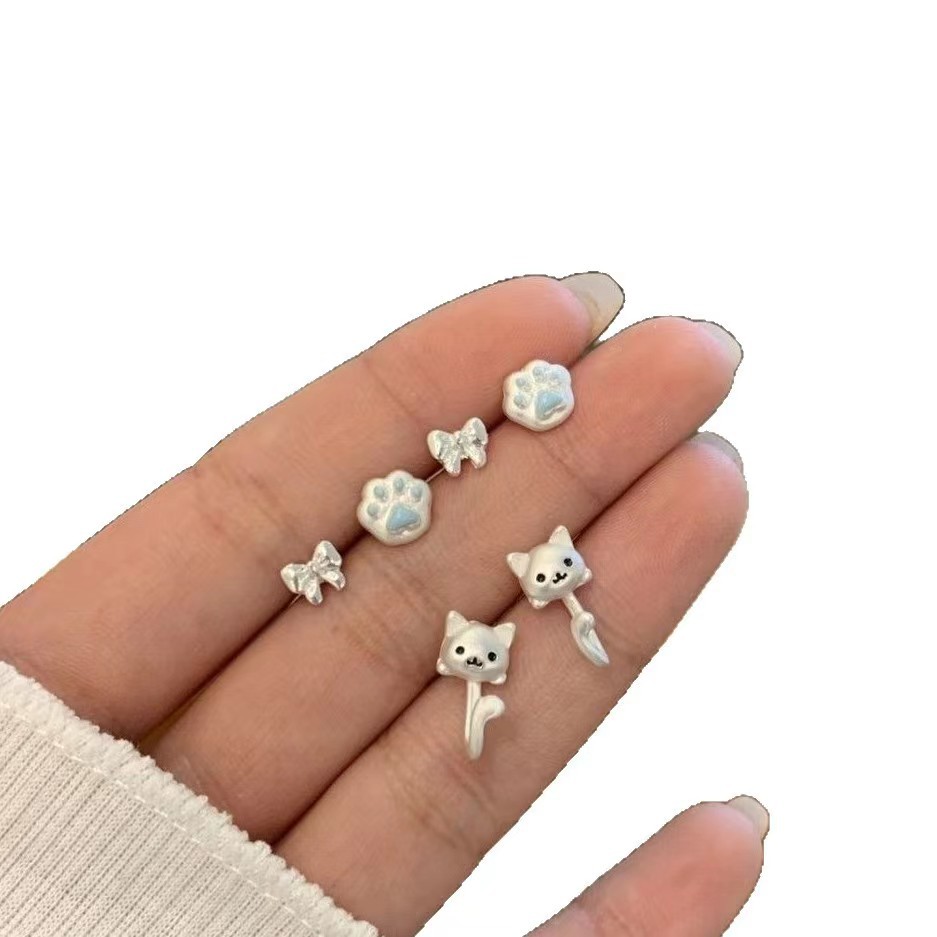 The cat-shaped earrings are simple, cute, and full of childlike fun. They are a niche and small new student-designed stud cartoon earrings with a unique style Item Picture
