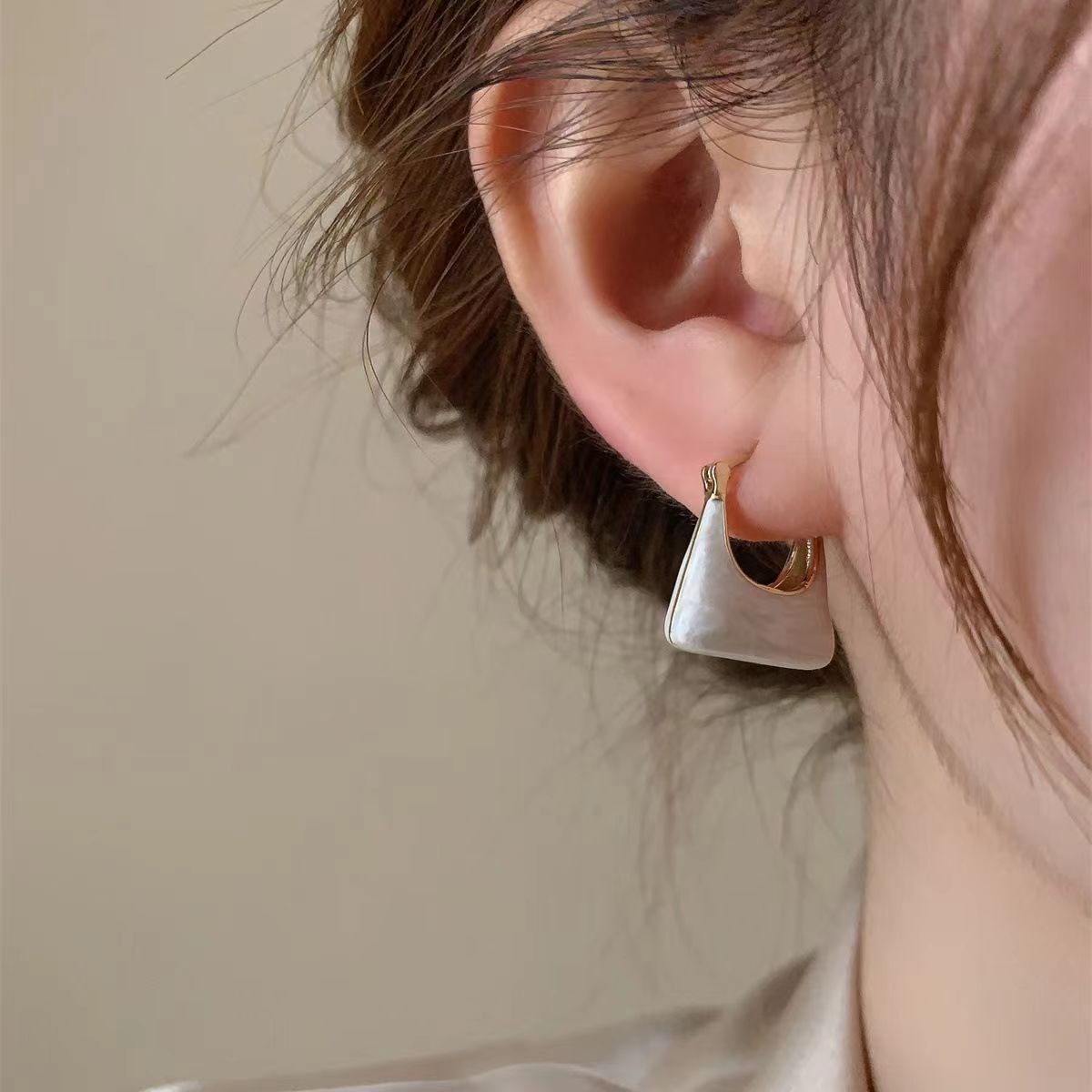Milky and creamy ~ White oil-dripping bag ear buckles 2025 new style, trendy, small and exquisite design, ear studs and earrings Specification drawing