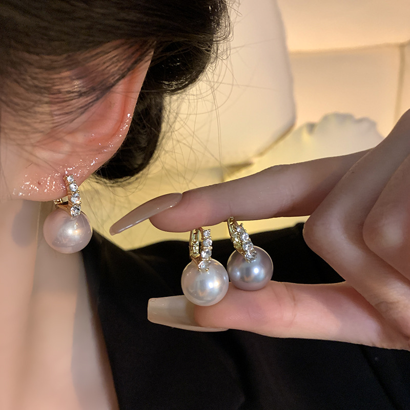 Ins-style pearl earrings for women, a light luxury French niche high-end feel, versatile zircon stud earrings, a bestseller in autumn and winter details Picture