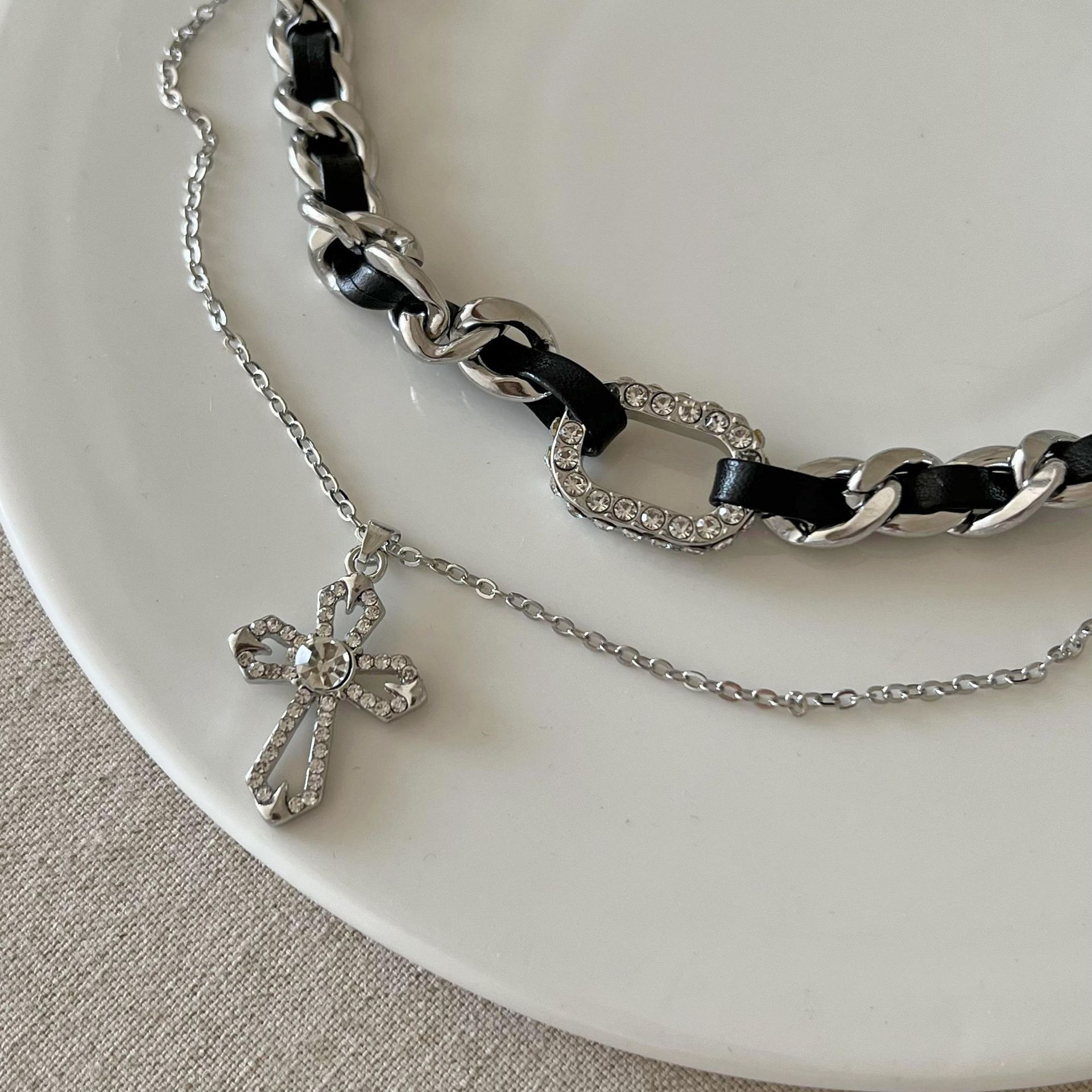 Retro cross double-layered necklace for women, 2024 new European and American style, dark and cold style accessory Specification drawing