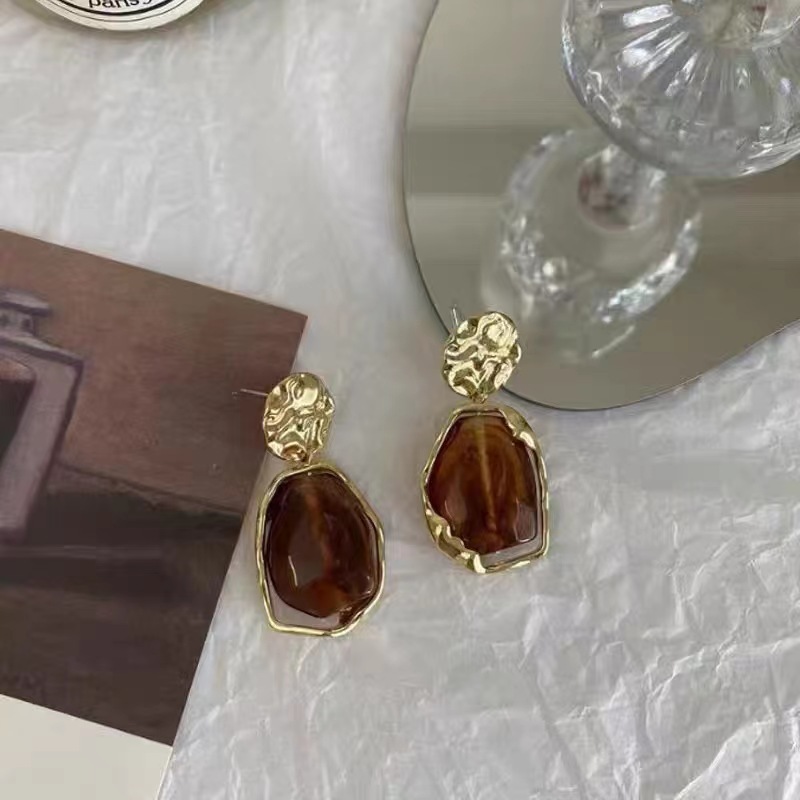 Retro court-style geometric resin earrings, 2025 new trendy, exquisite, light luxury, high-end and elegant stud earrings Application Scenario
