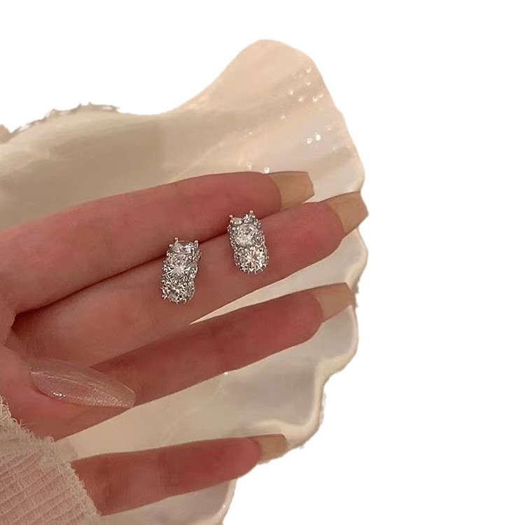 Perfect and exquisite ~ Simple diamond zircon stud earrings with a touch of light luxury and high-end elegance. A female Internet celebrity's best-selling earrings in 2025 Item Picture