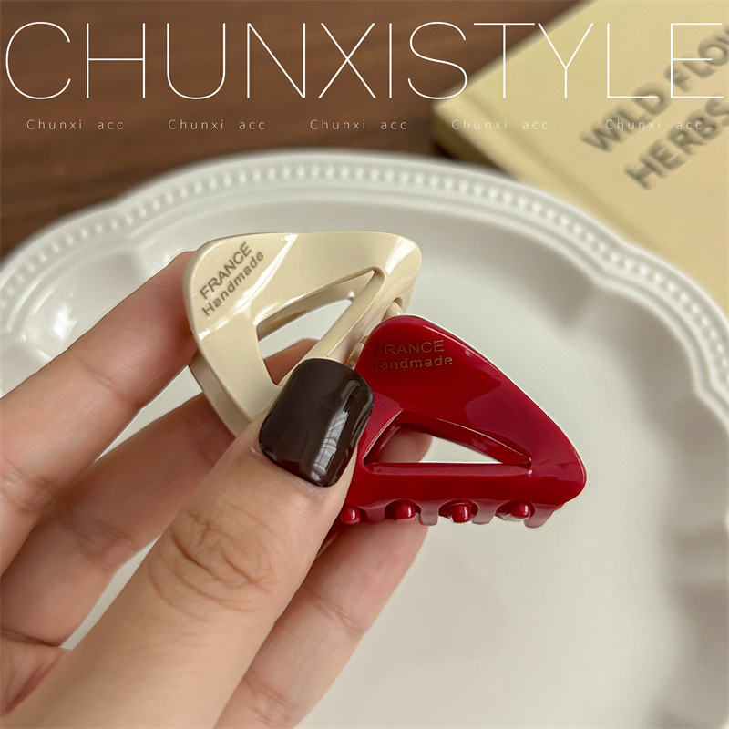 Triangular acetic acid hair clips for women's autumn and winter, small and exquisite hair clips, 2024 new style, popular plate hair clip headwear Application Scenario