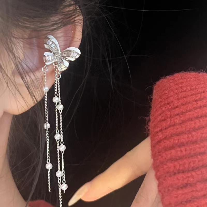 The new autumn and winter butterfly tassel ear bone clip is an ins niche and high-end style with an ethereal charm. It is a long ear clip without any ear holes Application Scenario