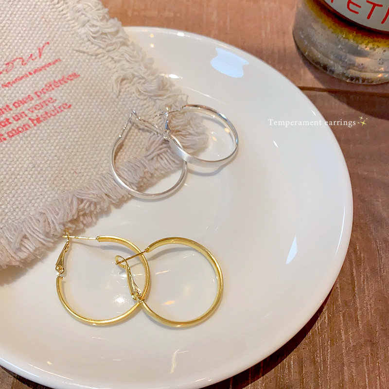 Korean classic matte plain ring earrings, versatile, niche, simple, wide face ear rings, high-end, trendy and hot girl earrings Application Scenario