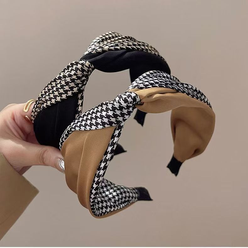 The new autumn and winter trendy thousand-bird checkered satin pressor hair band, high-end wide-edge headband, high top of the head, facial highlighting, small hairpin for women Application Scenario