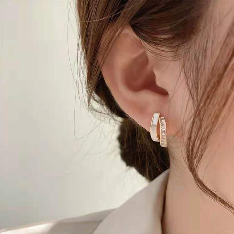 The shell double-layer stud earrings are a niche design for women. The Korean minimalist and high-end light luxury ear ring earrings are a trendy accessory Specification drawing