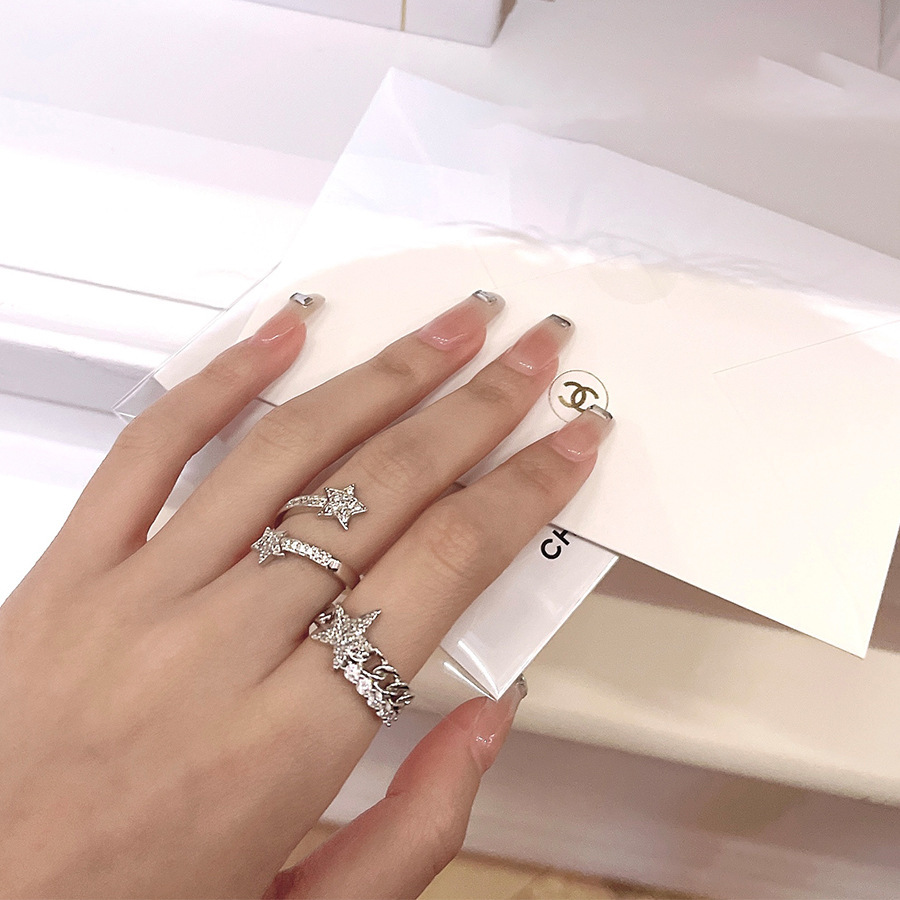 A star-studded studded ring for women's ins set with a high-end feel. It features a shiny five-pointed star opening and adjustable double-ring rings details Picture
