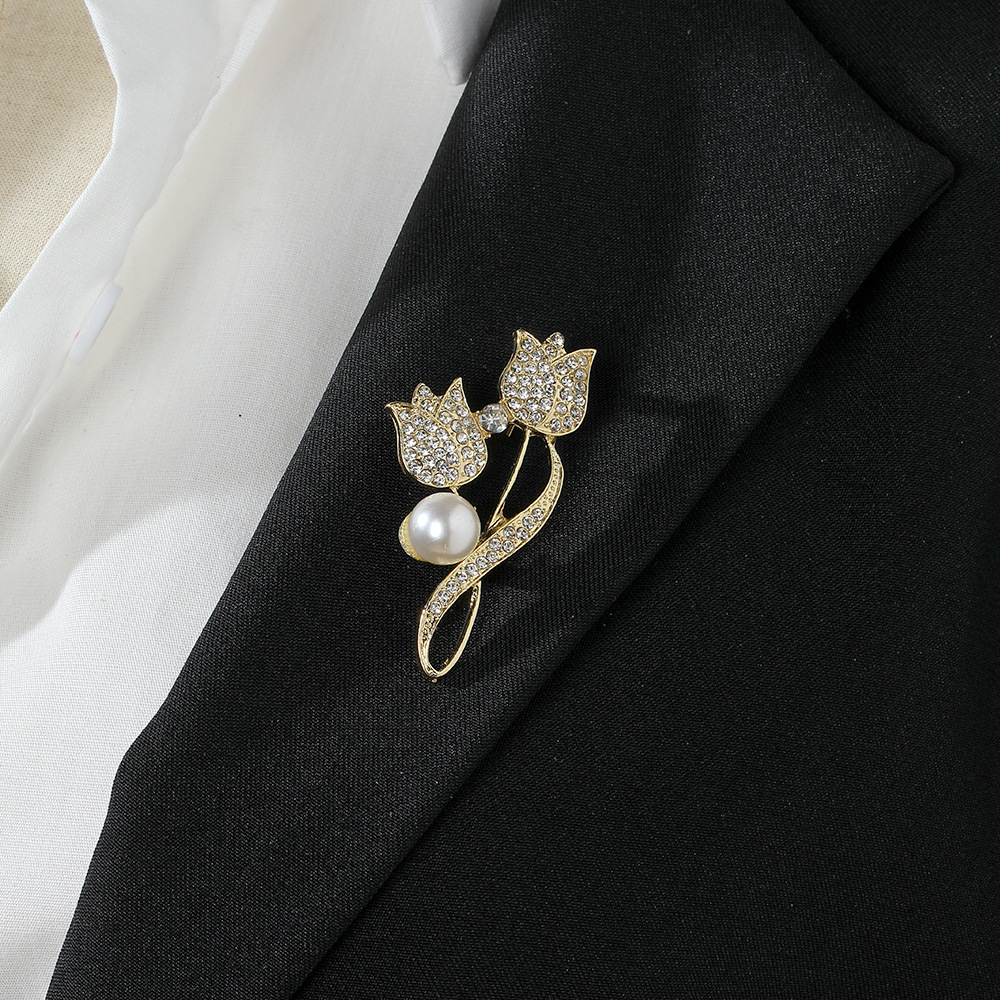 Cross-border European and American diamond-encrusted, elegant tulip pearl brooch, light luxury and high-end style coat, corsage suit, brooch for women Application Scenario