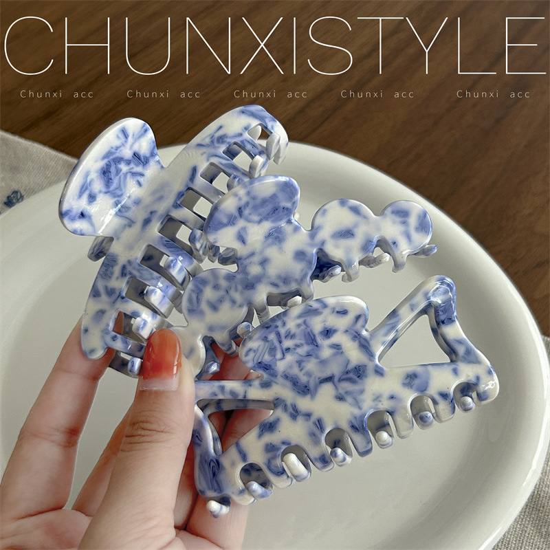 Retro blue and white imitation blue and white porcelain pattern hair clips, Chinese style acetate hair gripper, shark clip, updo hair claws, medium size Application Scenario