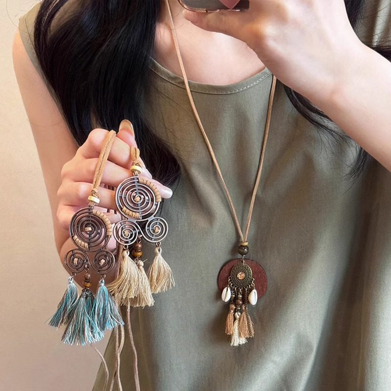 Bohemian ethnic style long tassel necklace for women's new Chinese retro neck-hanging hoodie chain, a niche design accessory full figure