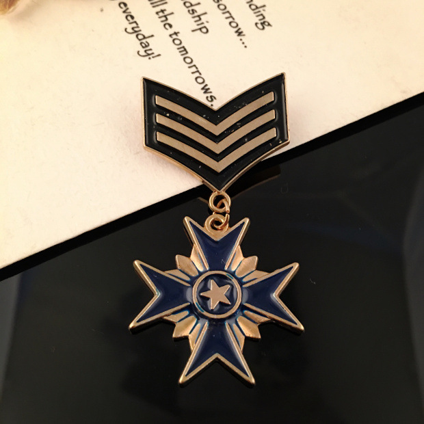 Z124 Korean version trendy bestseller brooch, European and American British college style medal pin, five-pointed star badge accessory details Picture