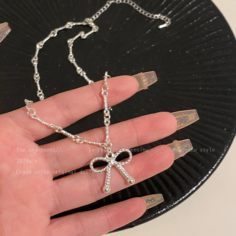 Sweet and cool style twisted bow necklace, women's niche design sense, light luxury, elegant and individual fashion neckchain, collarbone chain details Picture