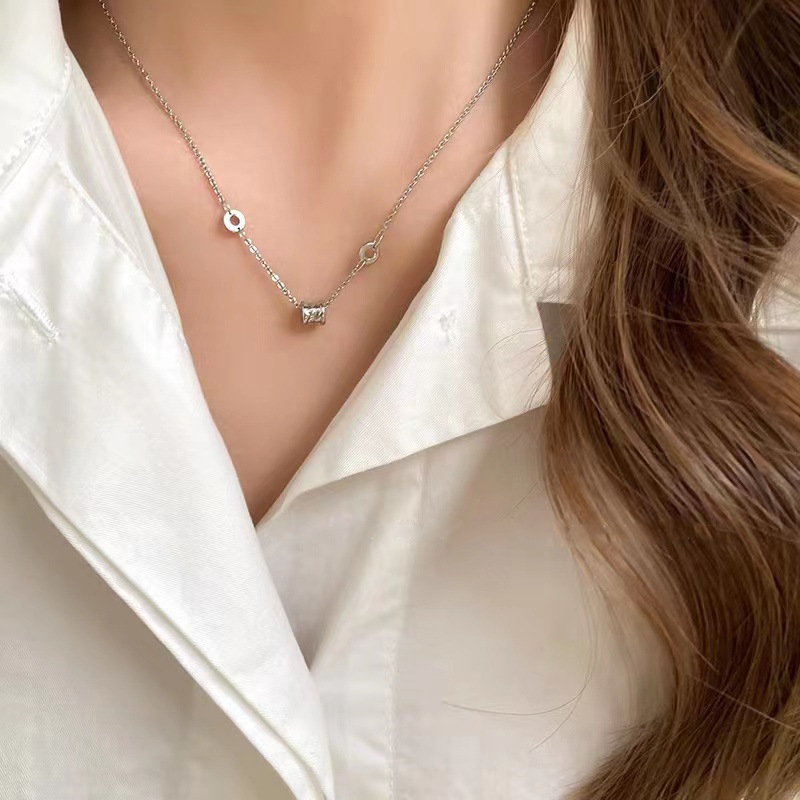 The "Little Waist" necklace is a women's design with a sense of niche luxury and a touch of elegance. It is a new style of collarbone necklace accessory for 2023 full figure