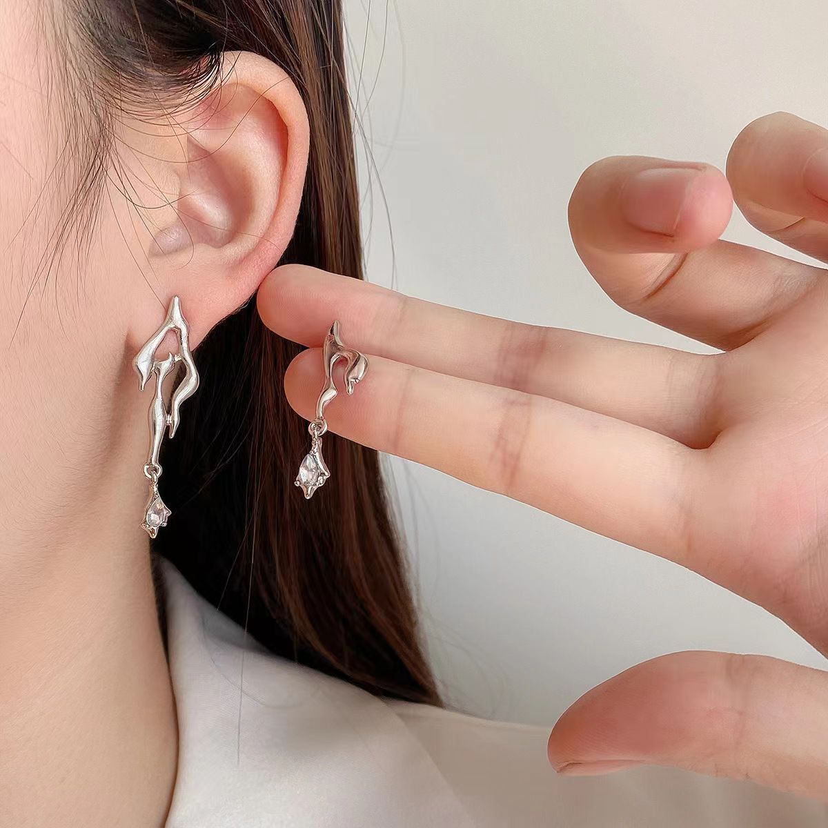 New personalized and trendy irregular zircon stud earrings for women, with a niche design sense and a cool style, are versatile and stylish full figure