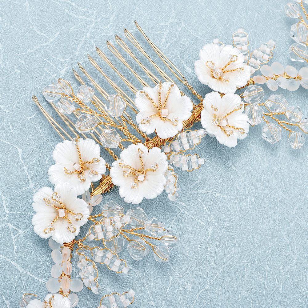 Handcrafted bride headwear with rice bead crystal combs, acrylic white flower hair combs, high-end ancient-style Hanfu hair accessories Application Scenario
