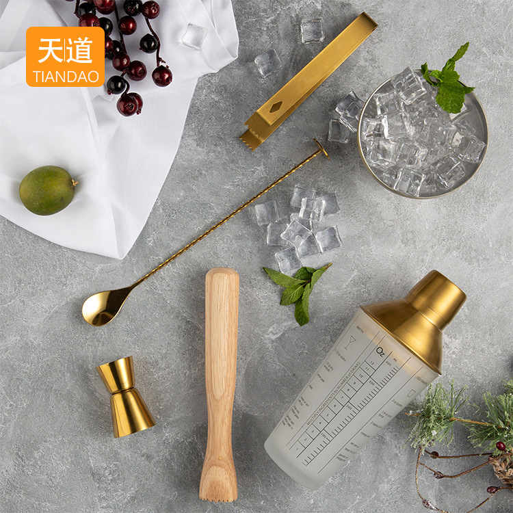 Cross-border best-selling cocktail shaker 500ml, stainless steel cocktail shaker 5-piece set, cocktail mixing tools Application Scenario
