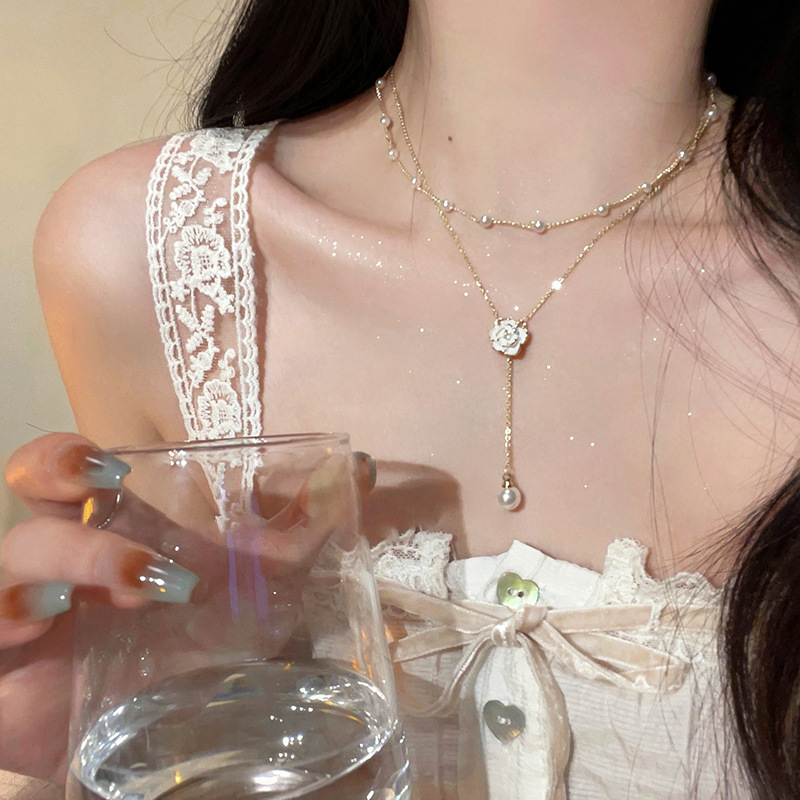 Double-layer tassel pearl necklace with a unique design sense for women. Camellia collarbone, light luxury style, beaded around the neck Specification drawing