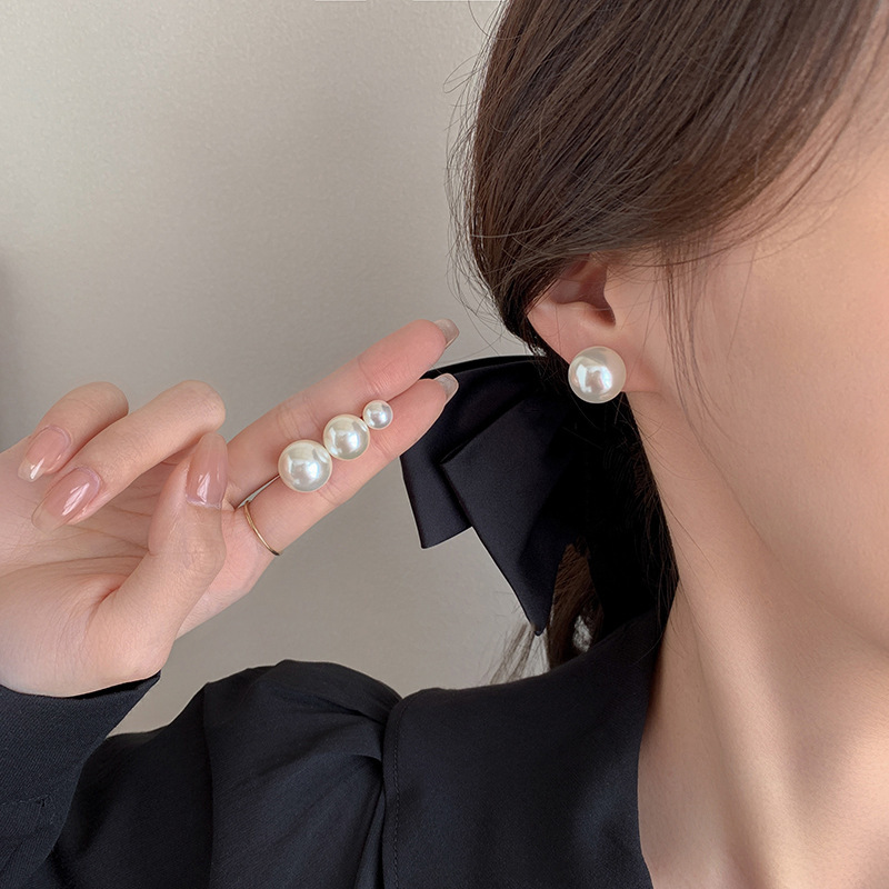 French high-end imitation pearl stud earrings with a niche design for women, simple and versatile, retro and elegant earrings for socialite full figure