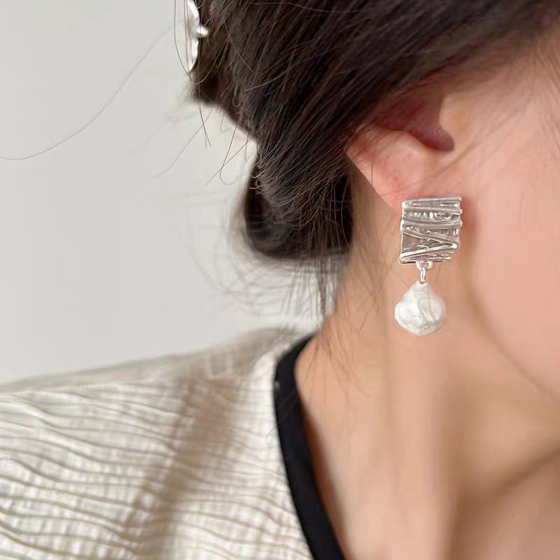 Textured pearl earrings for women, simple, fashionable, individual and elegant. S925 stud earrings, versatile and elegant earrings Specification drawing