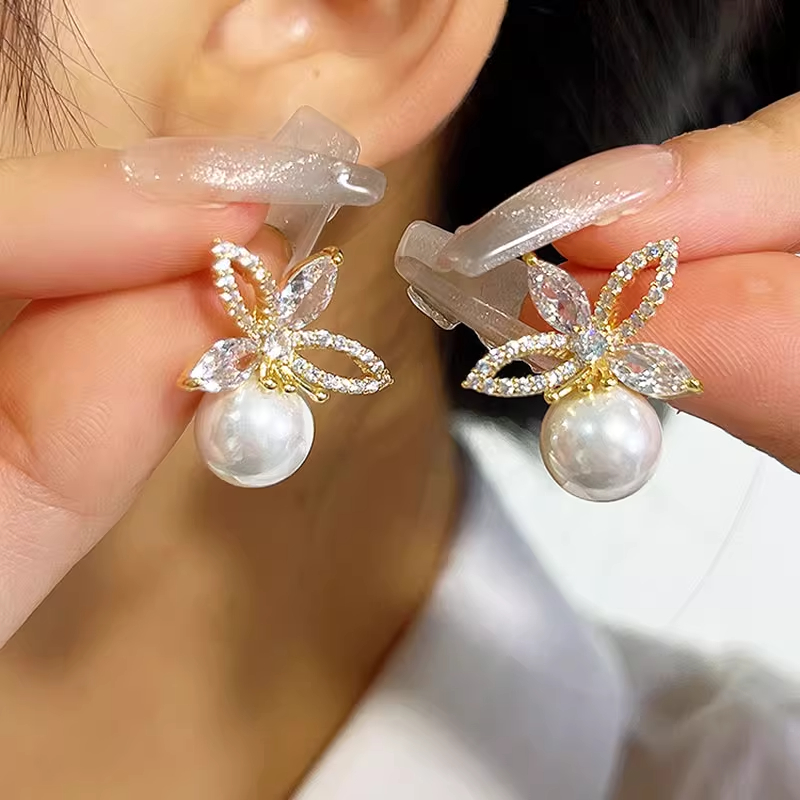 Xuhui brand exquisite and light luxury copper plated with real gold and zircon inlaid 925 silver needle flower pearl stud earrings details Picture