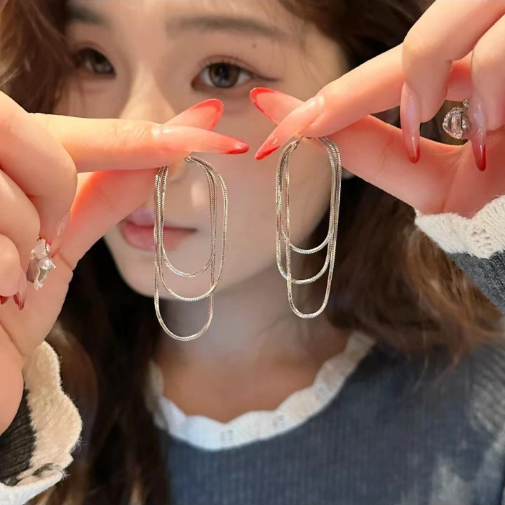 The retro multi-layer chain back-hanging earrings make a round face look slimmer and exude a sense of sophistication. The niche design of the stud earrings is simple and fashionable full figure