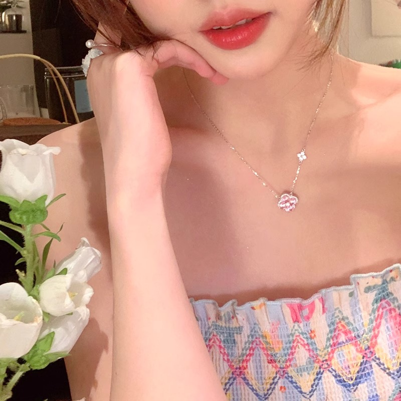 Korean full-diamond lucky four-leaf flower necklace for women, a light luxury and high-end niche collarbone chain accessory necklace choker Application Scenario
