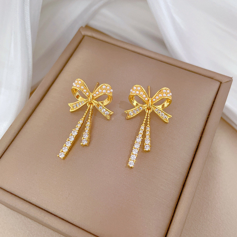 【 Titanium Steel 】 Necklace and earring set, light luxury full diamond bow tassels, personalized and elegant banquet earrings and necklaces Application Scenario