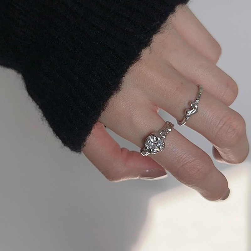 A trendy, sweet and cool, irregular-shaped zircon open ring with a unique and simple design for women Application Scenario