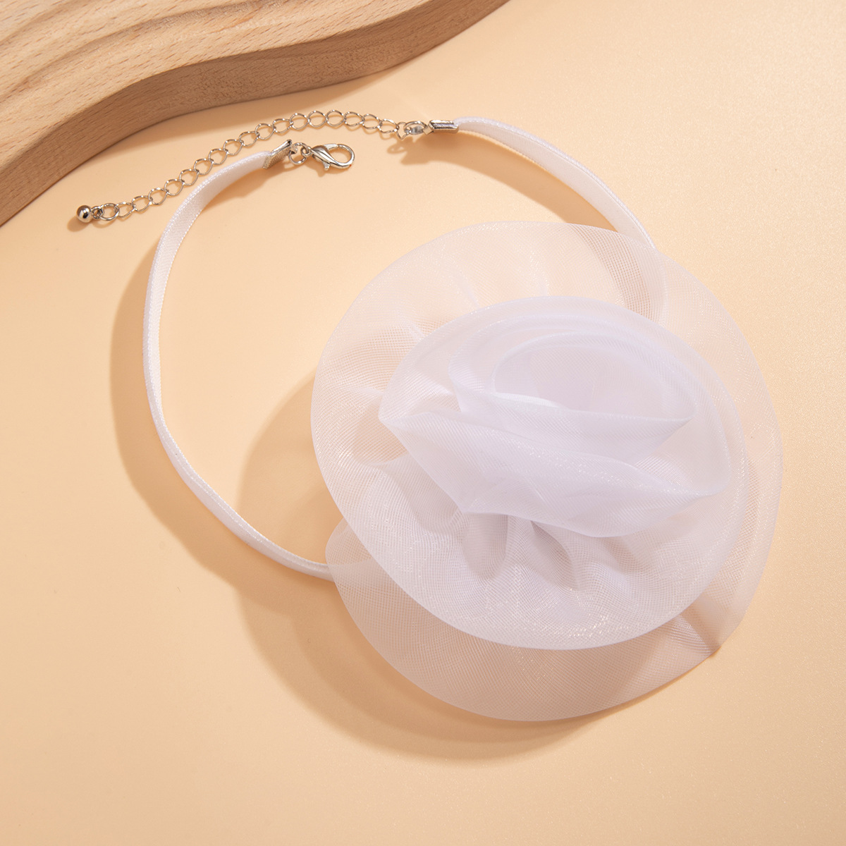 European and American style handcrafted three-dimensional flower necklaces and collars, popular cross-border rose choker retro accessories for women Application Scenario
