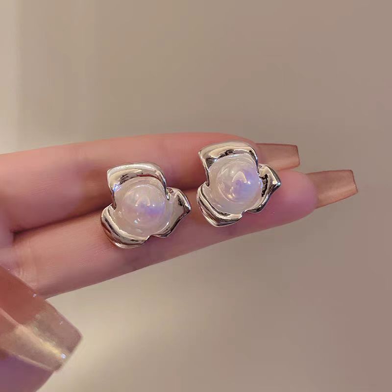 Metal flower mermaid pearl earrings, a niche and high-end style, elegant stud earrings, French fashion, individuality and versatile earrings Application Scenario